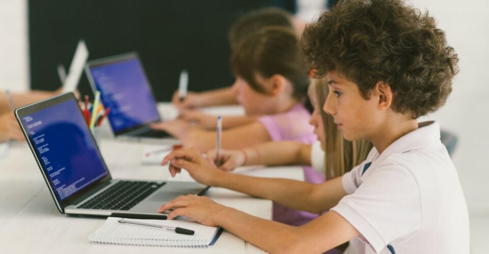 فواید آموزش کامپیوتر به کودکان و نوجوانان